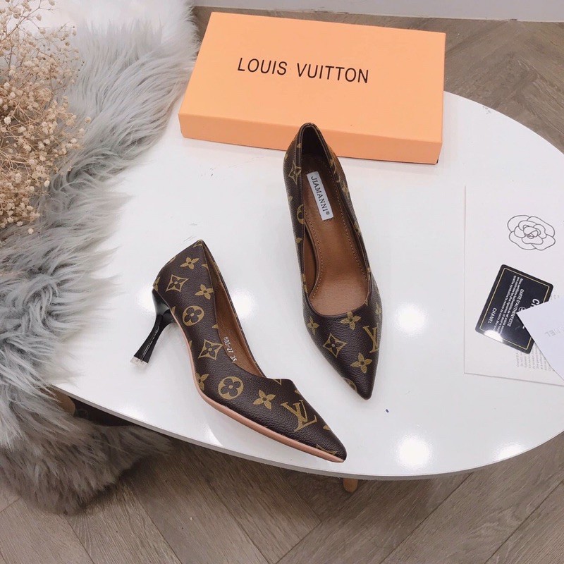 Giày cao gót hoạ tiết nâu