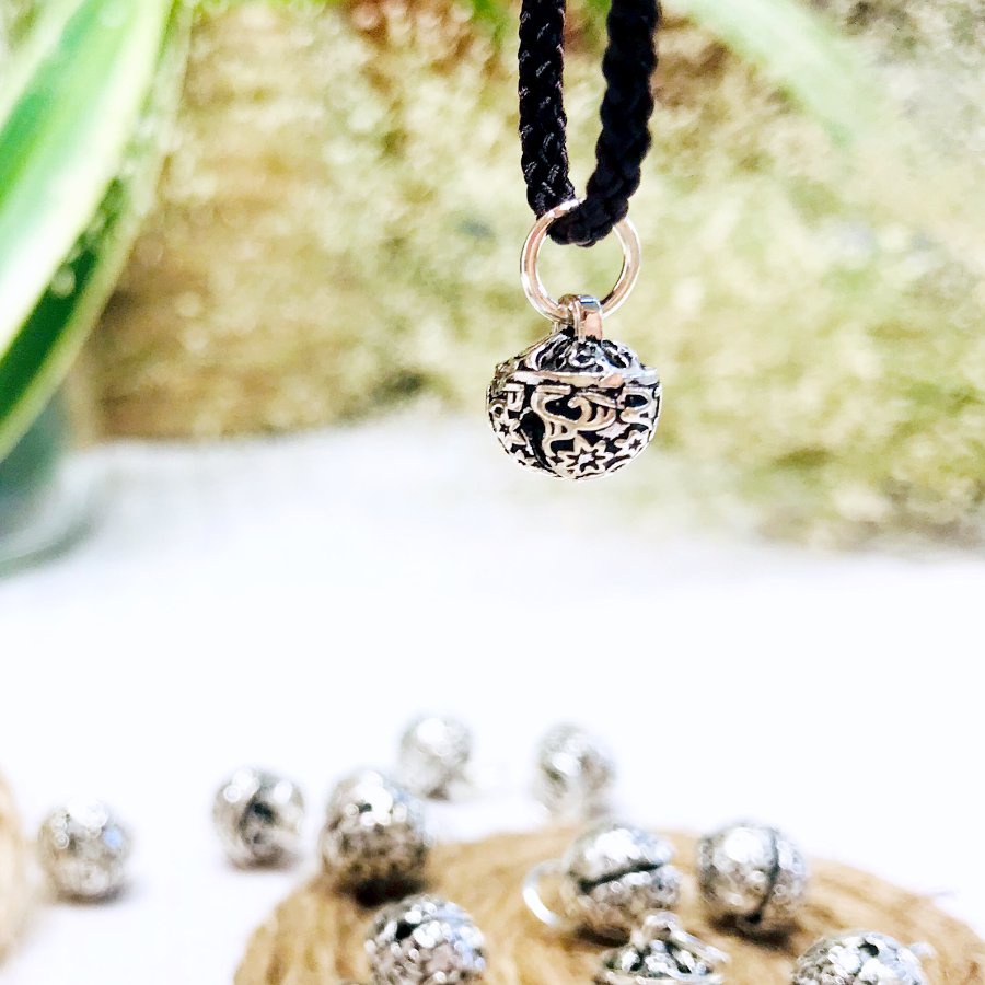 Charm bạc quả chuông si đen