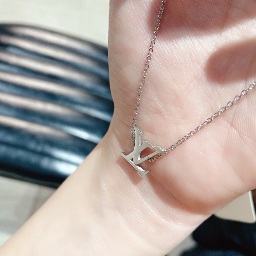 Set dây chuyền, bông tai hình logo LV Titan 2 màu vàng, trắng cao cấp Ròm House không hoen rỉ sang chảnh - ms8979149