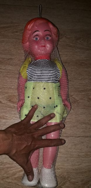 Một búp bê nhựa loại to cao 50cm bằng nhựa Việt Nam
