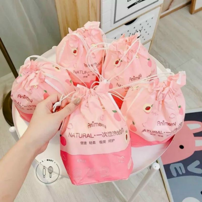 Bông tẩy trang cuộn hồng có hàng.