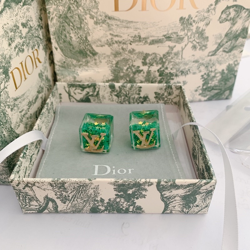 Khuyên tai LV xanh ( nữ cá tính đeo xinh nha)