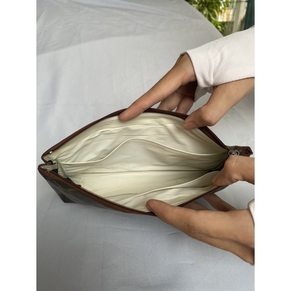 Túi chuẩn si. Túi qua sử dụng. Khách vui lòng xem hình nếu muốn biết thêm thông tin sản phẩm mời khách vô chat . Thanks.