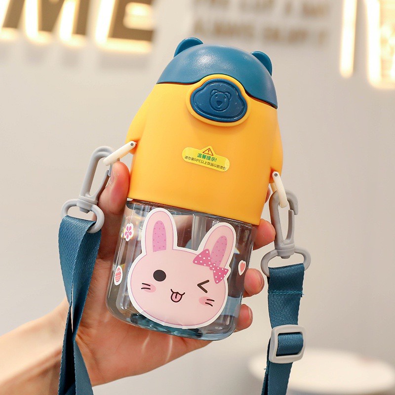 BÌNH ĐỰNG NƯỚC NGHỘ NGHĨNH CÓ QUAI ĐEO KÈM STICKET DUNG TÍCH 650ML DÀNH CHO CÁC BÉ ĐI HỌC NHỎ GỌN DỄ THƯƠNG
