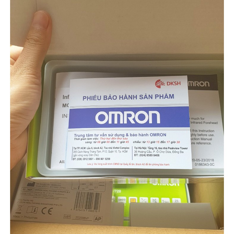 (BH chính hãng) Nhiệt kế điện tử Omron MC-720 (đo trán)-Tặng ví da xinh xắn Fuji