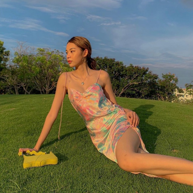 Váy lụa loang hở lưng