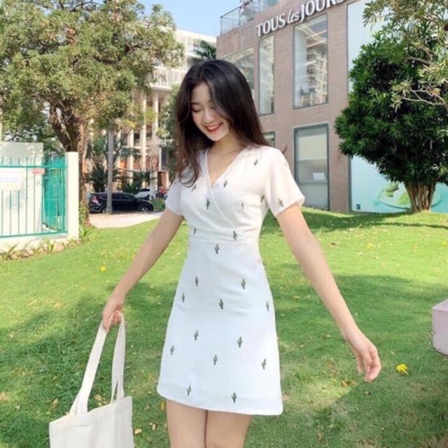 Váy cổ đắp chéo