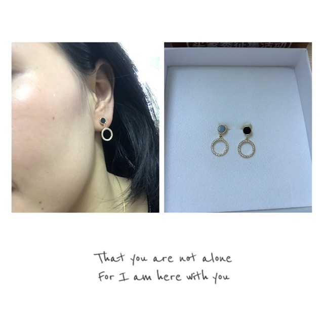 Khuyên tai mỹ ký chất lượng cao k. Hàng hãng k sỉn màu, k ngứa. Dễ kết hợp với nhiều loại trang phục. Nút cài sau tai...