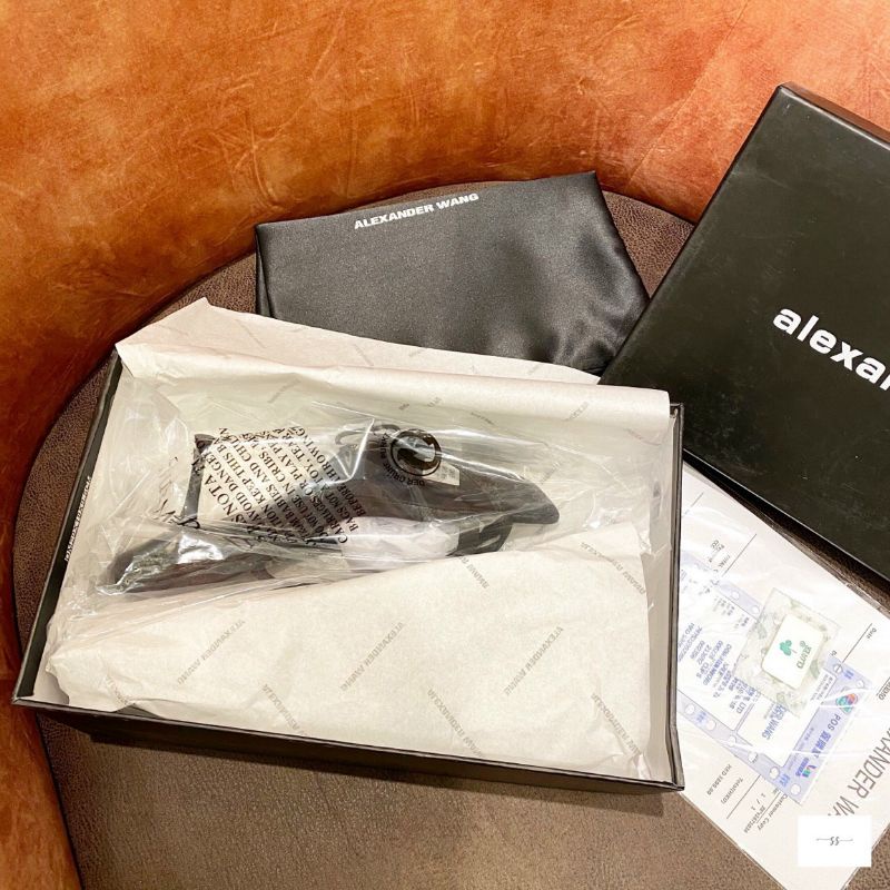 Guốc Wang màu đen.