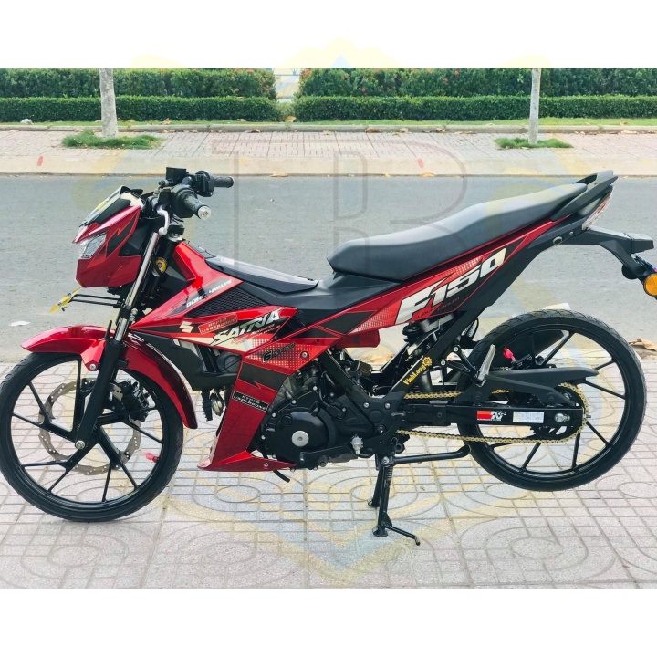 ( Quí khách vui lòng mang ra tiệm cho thợ dán ) Tem satria fi chất liệu crom đỏ