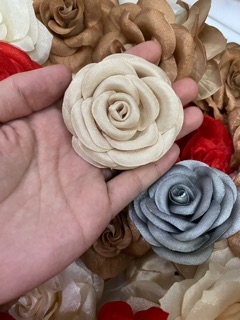 Tag hoa hồng nhỏ cài áo