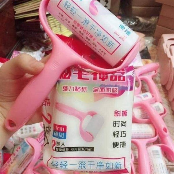 CON LĂN BỤI HỒNG LÀM SẠCH BỤI BẨN TRÊN QUẦN ÁO TRÊN THẢM TRÊN GA GIƯỜNG CỰC KỲ TIỆN ÍCH TẶNG KÈM 2 BÔNG LĂN