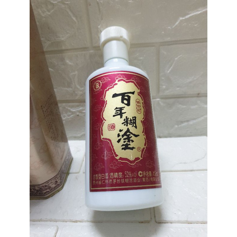 Vỏ chai rượu ngoại  mao đài. Dùng trang trí nhà cửa quầy bar phòng trà phòng khách.tủ kệ giá quầy hàng trang trí nhà cửa