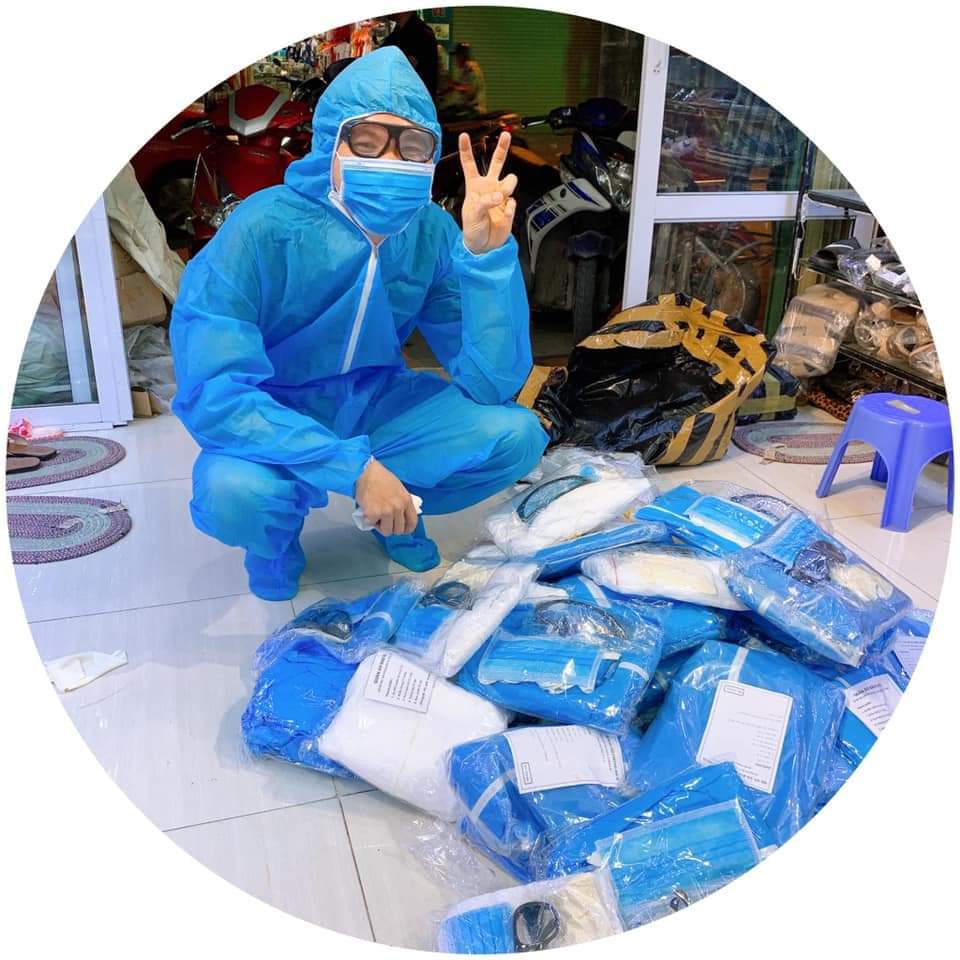 CÓ TRẺ EM- COMBO 3 MÓN :Bộ đồ bảo hộ y tế dùng một lần phòng chống dịch Covid:(1 BỘ BẢO HỘ + BAO CHÂN+ KHẨU TRANG)