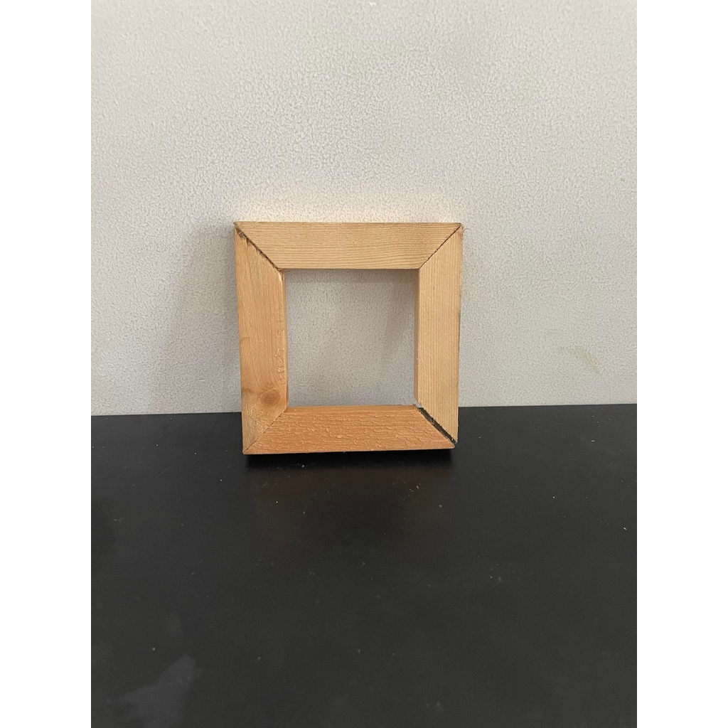 1 khung bằng gỗ vuông/ chữ nhật để chưng tranh, ảnh hoặc vải