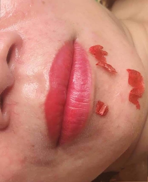 Dưỡng môi sau khi phun xăm Vip