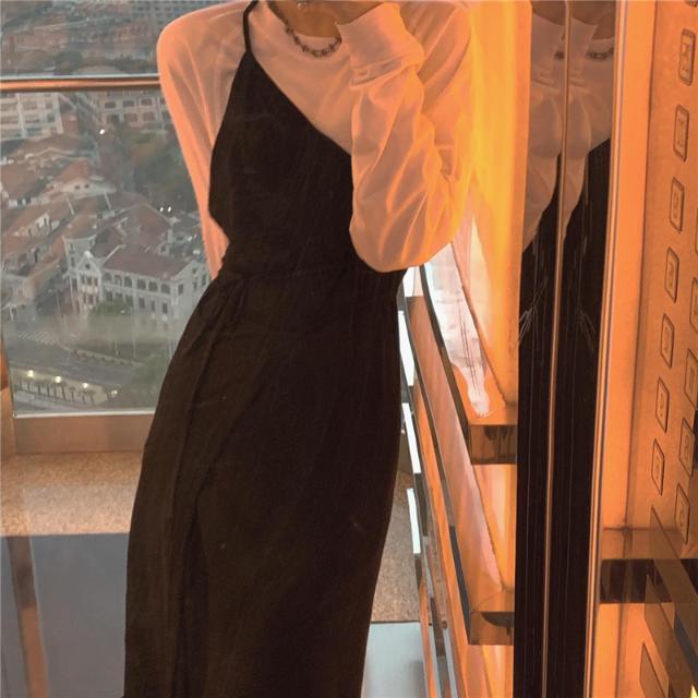 Bộ áo thun trắng tay dài và váy yếm hợp thời trang cho nữ | BigBuy360 - bigbuy360.vn