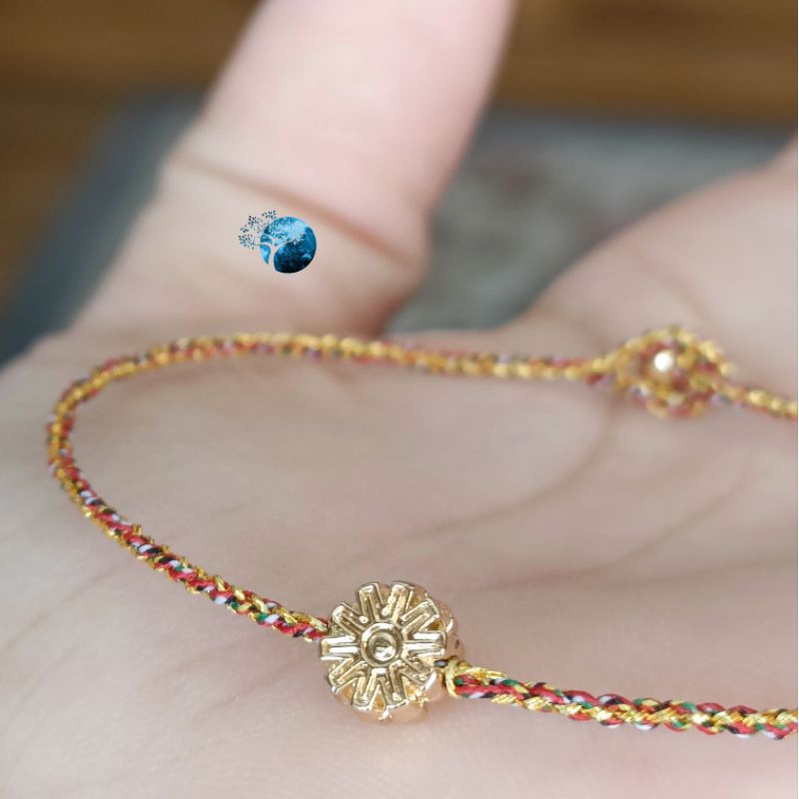 Vòng tay tết dây chỉ ngũ sắc mix hoa đồng tiền vàng kim