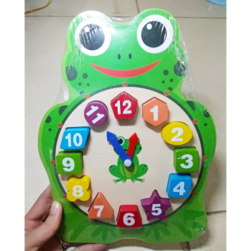 Bảng núm gỗ giúp bé nhận biết các màu sắc, các hình và chữ cái.