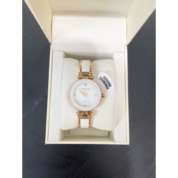 Đồng hồ nữ Anne Klein - mua sale tại các nước - dây kim loại màu trắng viền vàng - ảnh chụp tại shop.
