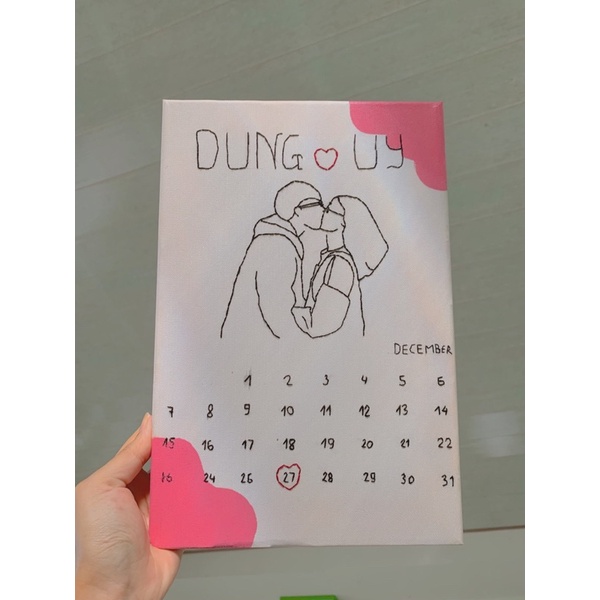 Tranh thêu kiểu in lịch couple - vẽ ngày kỉ niệm miễn phí gửi hàng trong 2 ngày