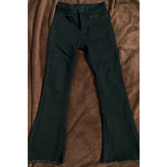 Quần jeans ống loe form ôm