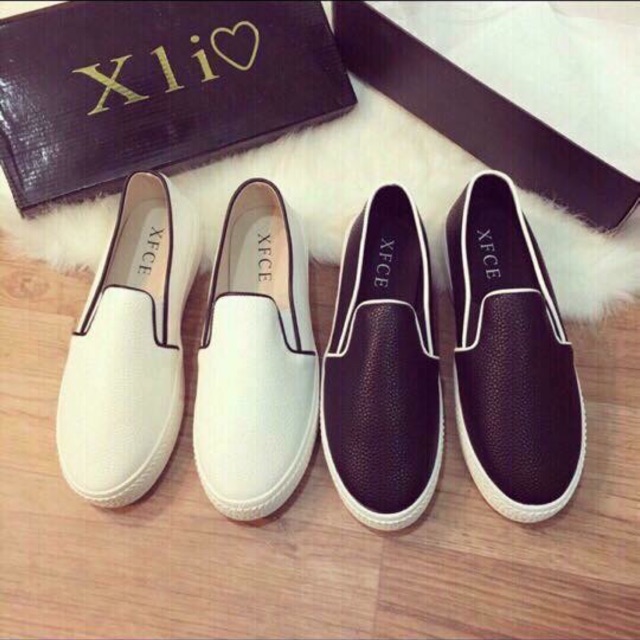 Slipon đen viền trắng