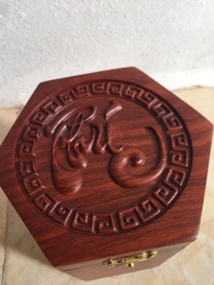 Hộp đựng chè lục lăng