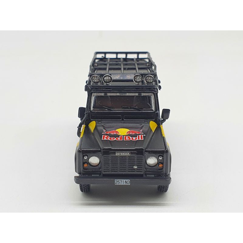 Xe Mô Hình Land Rover Defender 110 Red Bull LUKA LHD 1:64 Mini GT (Đen)