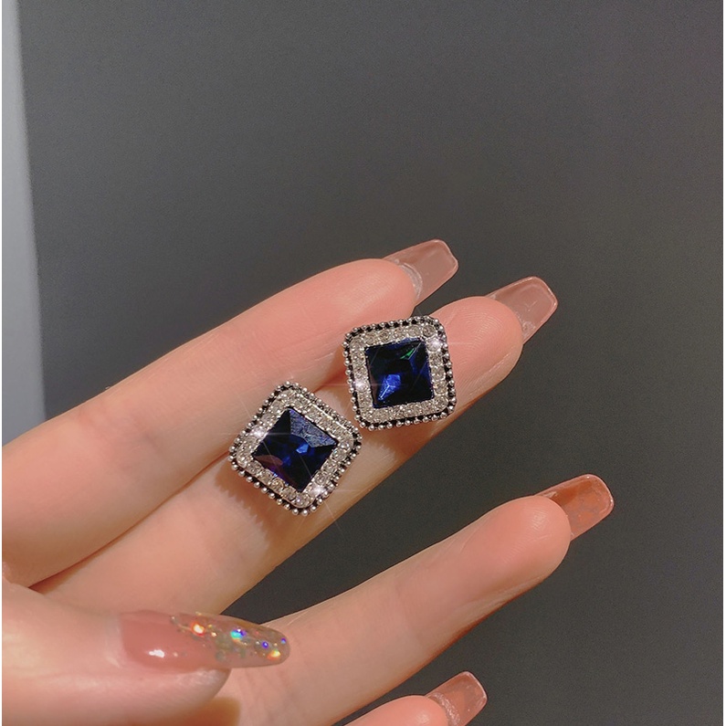 Khuyên tai đính đá xanh dương thời trang