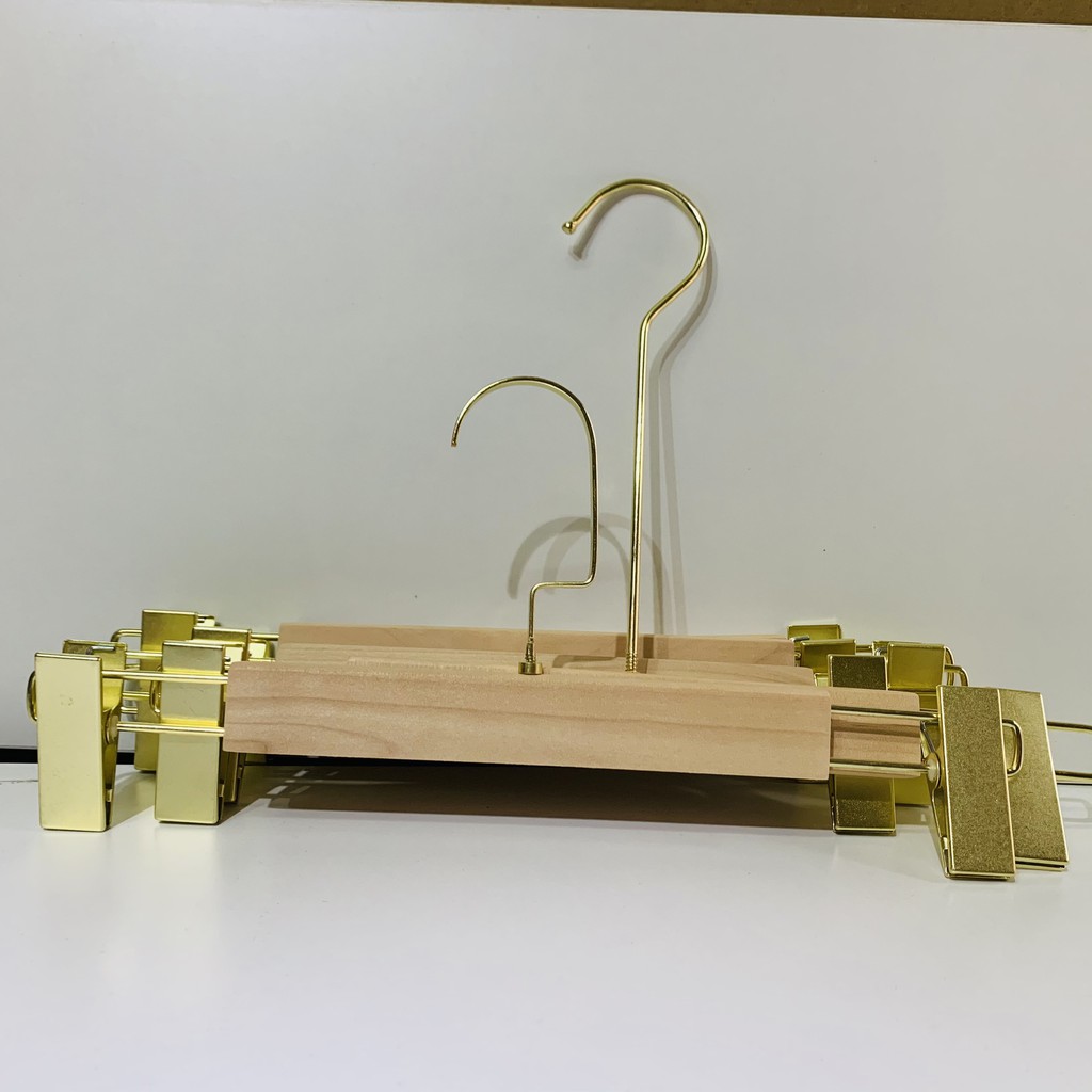 Kẹp treo quần áo bằng gỗ mộc, đầu kẹp mạ vàng sang trọng, Móc quần áo chuyên cung cấp cho các shop và gia đình sử dụng