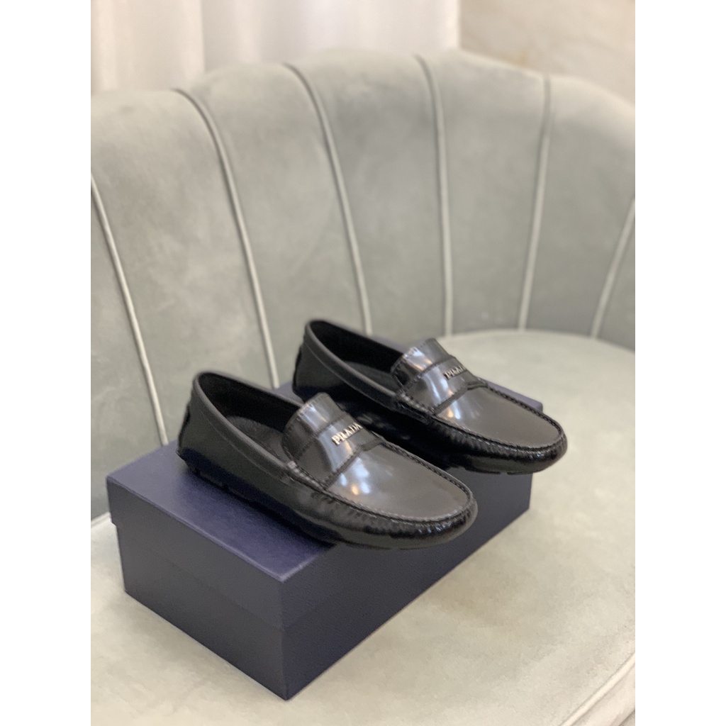 Giày lười nam da thật cao cấp PRADA thiết kế sang trọng với lớp da bóng mang đến dáng vẻ lịch lãm