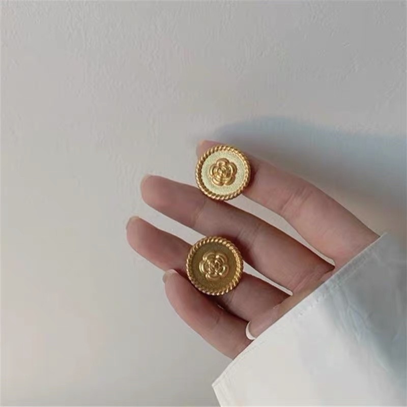 Hoa tai khoanh tròn dập nổi hoa trà - Maben