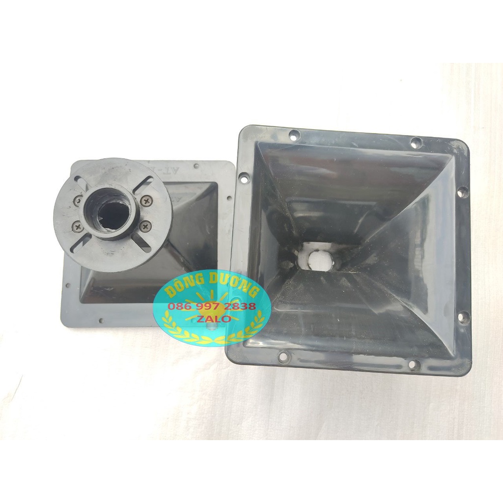 MỘT CÁI HỌNG KÈN SÂN KHẤU 18X18CM