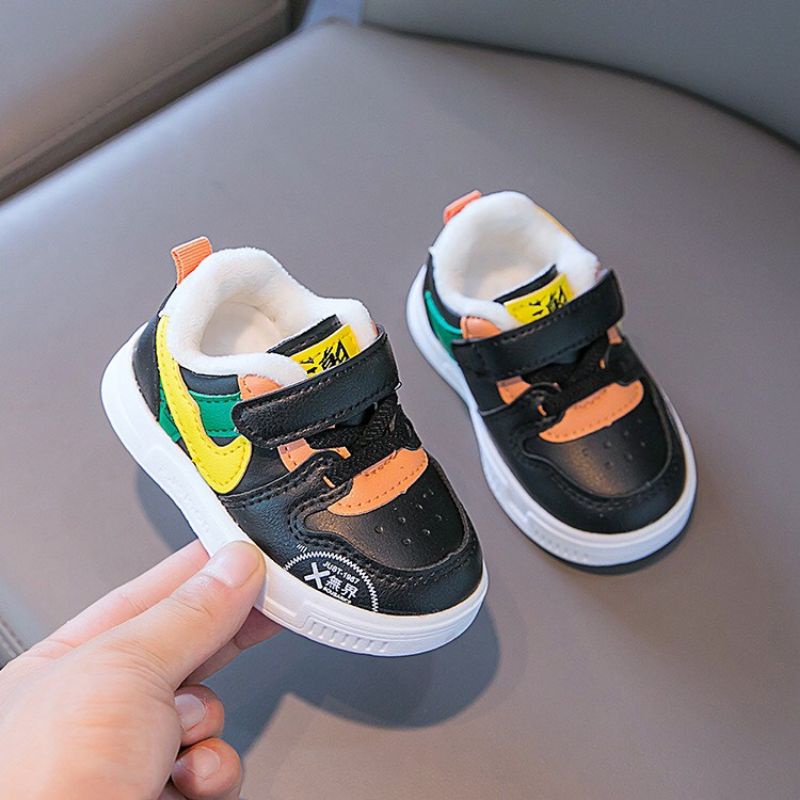 Giày thể thao cho bé