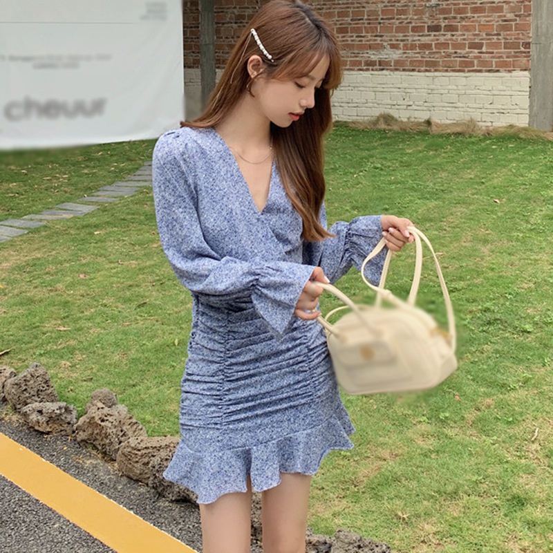 Đầm Hoa Tay Dài Cổ Chữ V