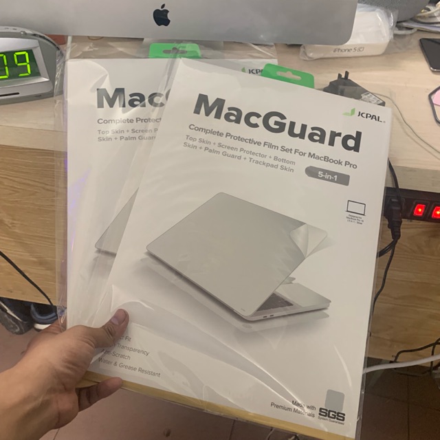 Bộ dán Macbook 16” 2019 Mocoll , JCPal 5in1 Macguard Silver và Gray, tặng kèm chai vệ sinh máy JCPAL chính hãng