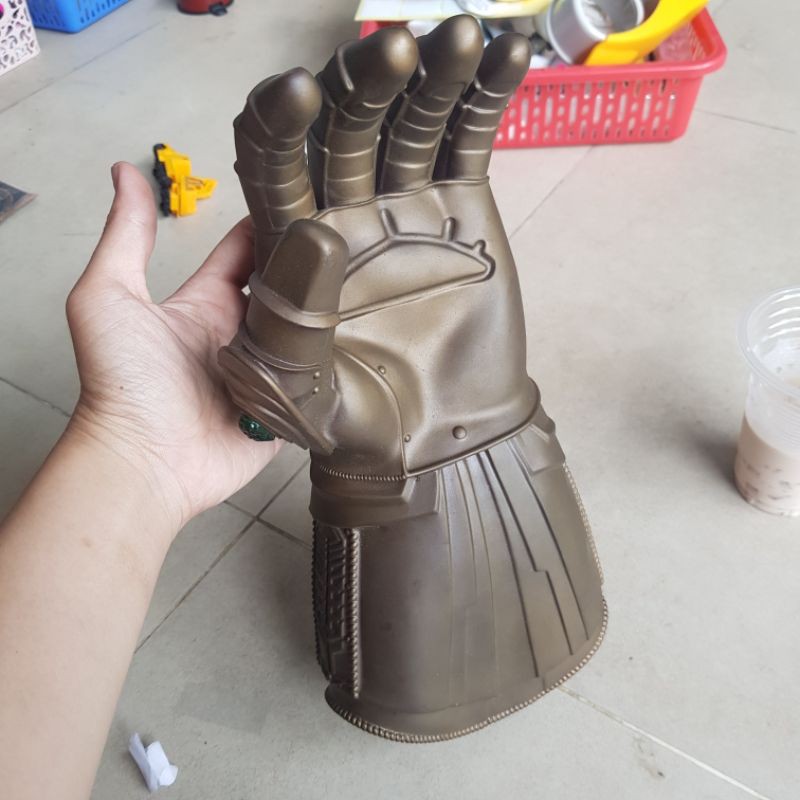 Găng tay nhân vật Thanos tỉ lệ 1:1 có đèn