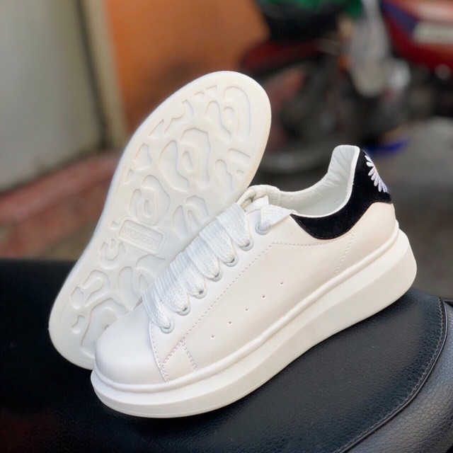 Com bo giày của Kim liên