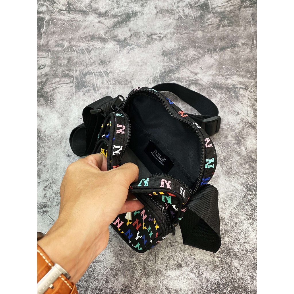Túi đeo chéo B210 MLB MONOGRAM RAINBOW - đen in 7 màu [ HONGPHUC ]