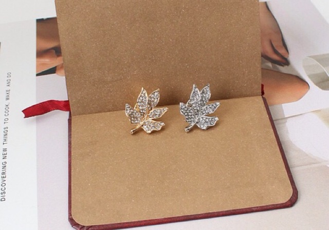 Cài áo nam nữ hình lá phong đính hạt A1089