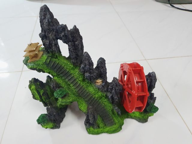 CẢNH NÚI CÓ BÁNH QUAY TRANG TRÍ HỒ CÁ NON BỘ 24x13x17cm