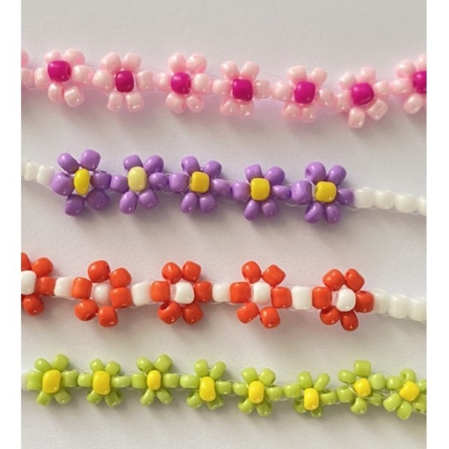 Vòng tay handmade hạt trai và hạt cườm hình hoa pastel