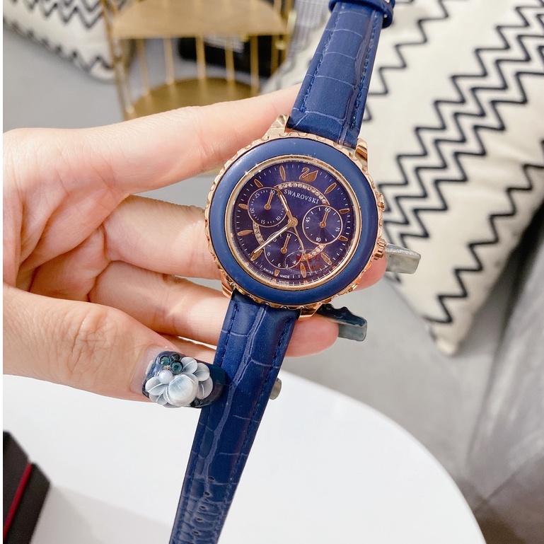 Đồng hồ nữ SWarovski thiên nga ,dây da cao cấp ,màu đen ,mặt tròn chạy full kim