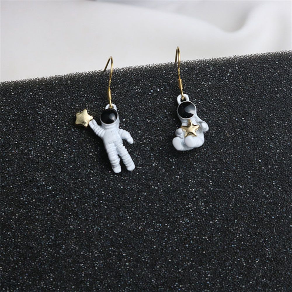 Đôi khuyên tai hình phi hành gia không đối xứng độc đáo