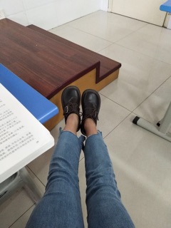 quần bò ống loe rách 