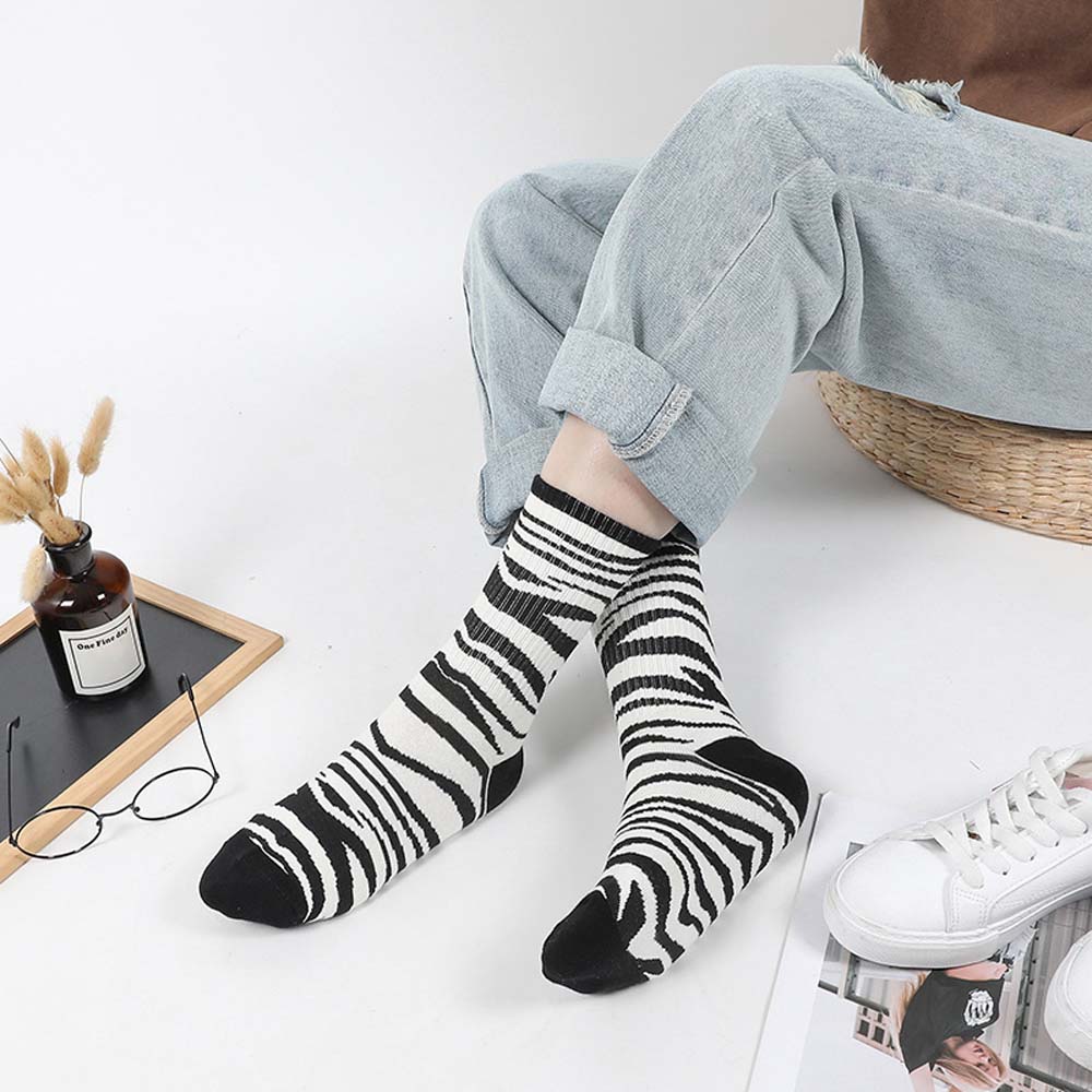 Đôi tất thoáng khí họa tiết da báo sành điệu cho nữ