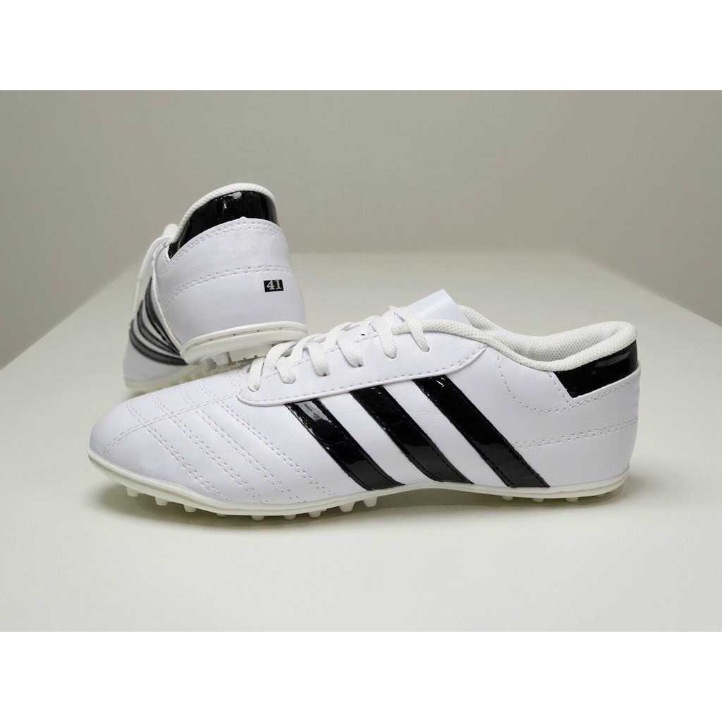 Giày Đá Bóng Sân Cỏ Nhân Tạo 3 Sọc Khâu Chìm, Đế Cao Su - Tặng Kèm Tất Dệt Kim Adidas