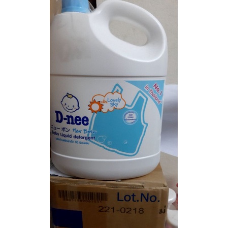 Nước giặt xả dnee đủ màu tím, xanh lá, trắng, hồng, xanh biển