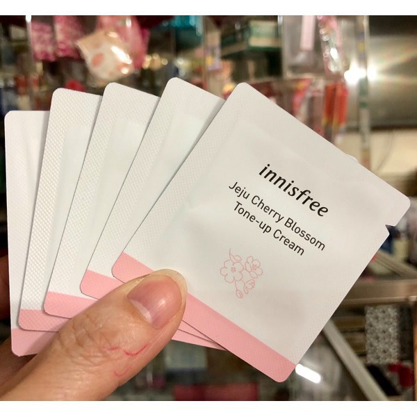 Lẻ 1 gói sample Kem Dưỡng Trắng Innisfree Jeju Cherry Blossom Tone Up Cream
